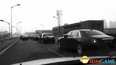 合肥街头现亿元迎亲车队：宾利开道保时捷“打杂”