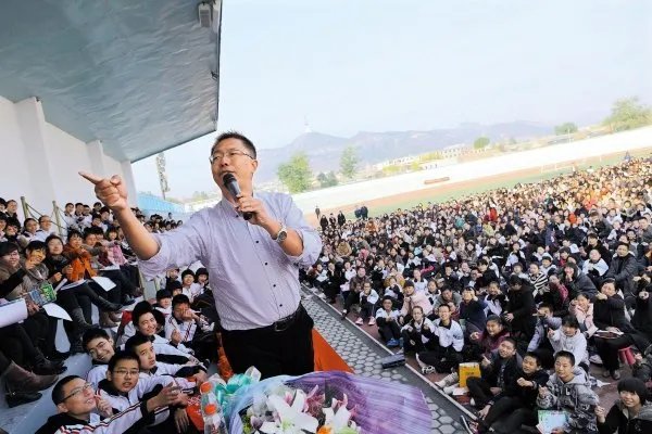 李阳家暴门后首发声将起诉前妻,你对此事有何见解?