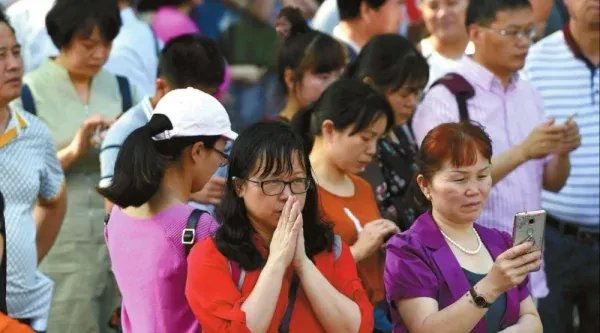 无锡高校一学生在女生浴室偷拍，这位学生受到了什么样的惩罚？