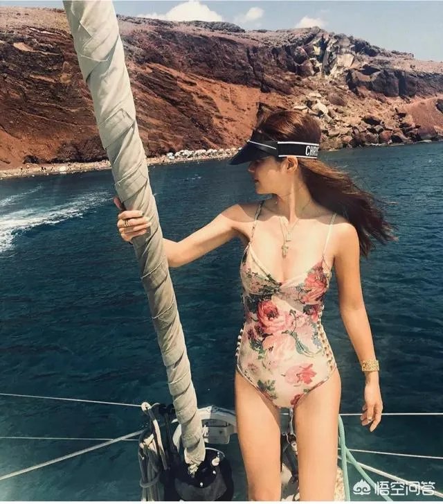 花色连衣裙现在还是否流行？现在的流行趋势是什么？