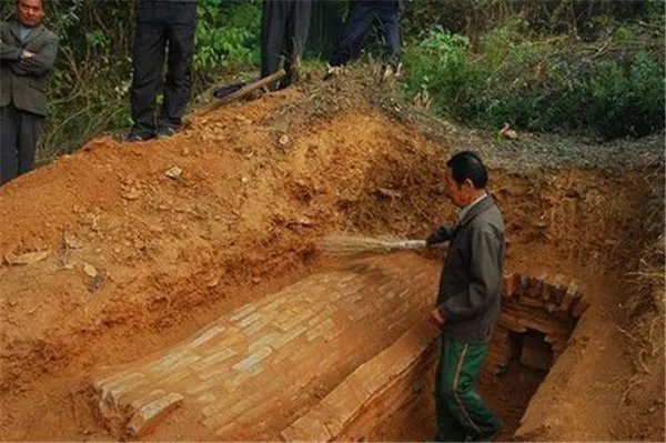 明代古墓女尸光鲜如活人，究竟是怎么回事？