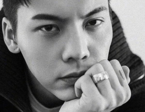 杨幂晒陈伟霆绝美睡颜照，夸师傅帅气无敌，他的颜值有多高？