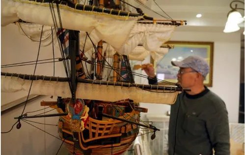 老人手工制古战船 按照真实战船的图纸仿造而成