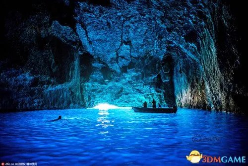 潜水探秘水下洞穴 画面绝美宛如置身魔幻星球之中