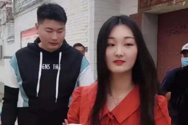 大衣哥儿媳自曝还没领证，大衣哥儿媳未婚同居办酒席图的啥？