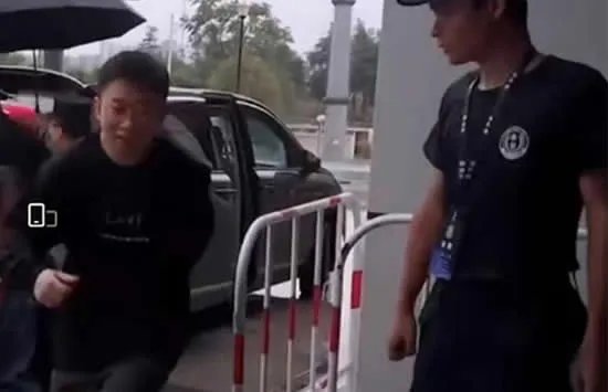 保安回应没给杨迪打伞 网友:所以爱会消失对吗