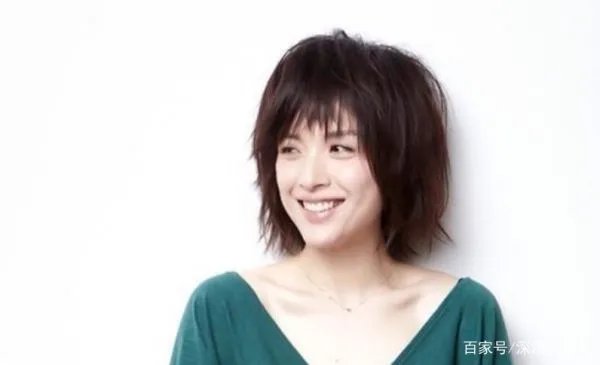 靳东43岁妻子晒近照已有白发，她在生活中有多简朴？