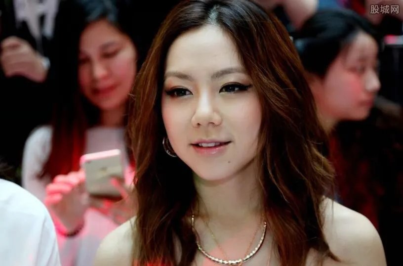 邓紫棋小腹微凸遭网友吐槽 谜一样的造型总带话题