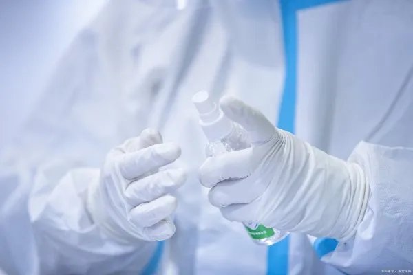 快递包装尽量不要带进家，在收到快递的第一时间该如何做好消毒工作？