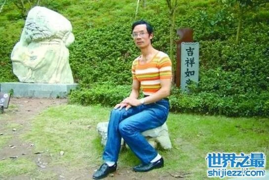 重庆最牛胸肌哥走红，老哥的胸肌比女人胸还大 