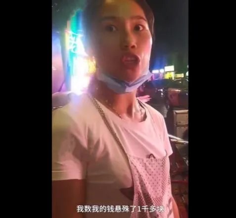 卖炒饭收款码被人掉包 现场监控画面曝光引网友众怒
