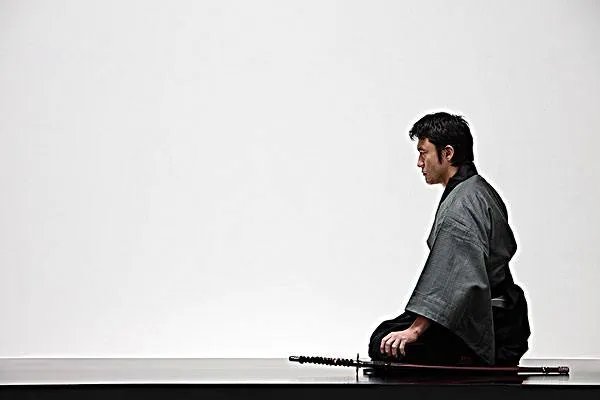 为什么日本人老喜欢跪着??