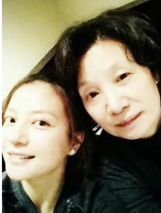 赵薇晒亲妈美照和赵薇像？