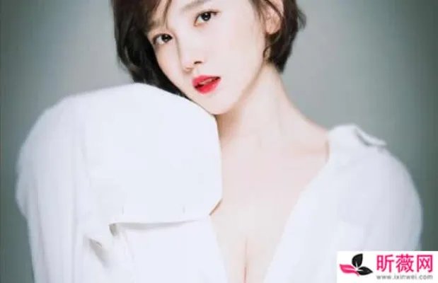 陈小纭多少岁胸有多大 陈小纭性感低胸装展现好身材