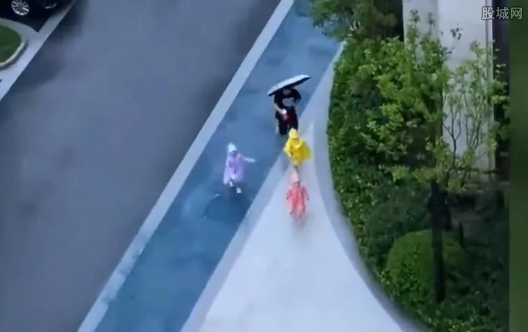 爸爸拿喇叭追三胞胎回家吃饭 最后一个都没有赶回来