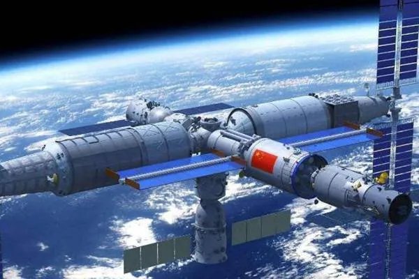 3名航天员离开空间站前敬礼致谢，你如何看待他们这一行为？