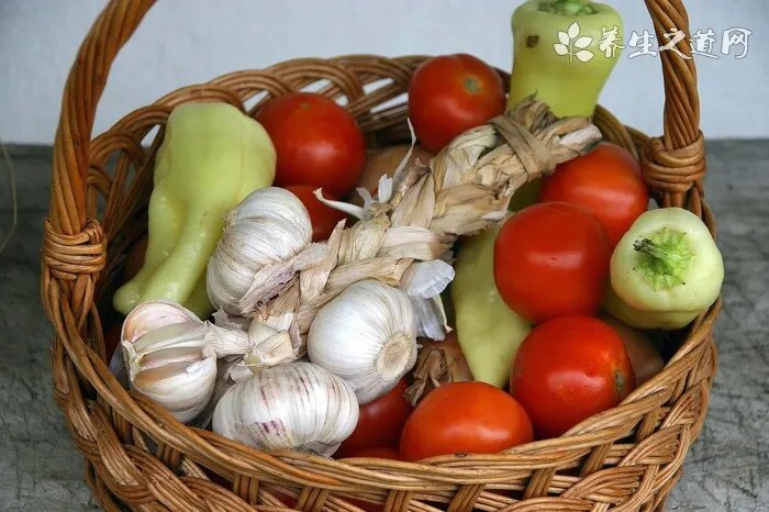 美国新冠肺炎超820万例 吃大蒜能抑制新冠病毒吗