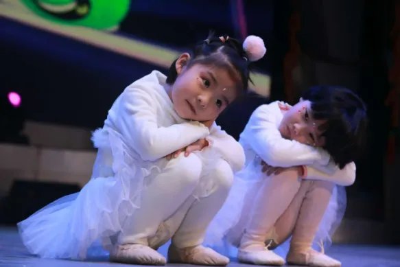 浙江一12岁女孩看自己5岁视频一脸惊讶，看自己小时候视频是种什么体验？