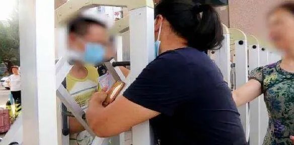 考生临考前12分钟在等妈妈,具体是什么情况?