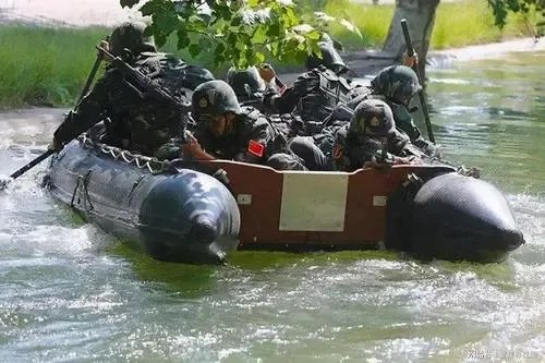 特种兵用刀削去手上老茧继续训练，特种兵平时的训练究竟有多刻苦？