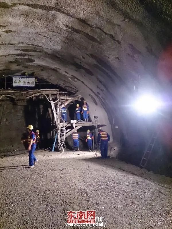 壁板坡隧道的隧道贯通