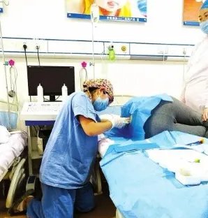 怀孕医生跪地为什么被赞？