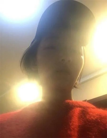 周冬雨灯光下自拍 网友吐槽根本配不上余文乐？