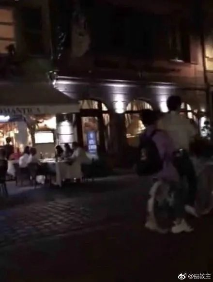 王俊凯在哪里骑车带着赵薇？