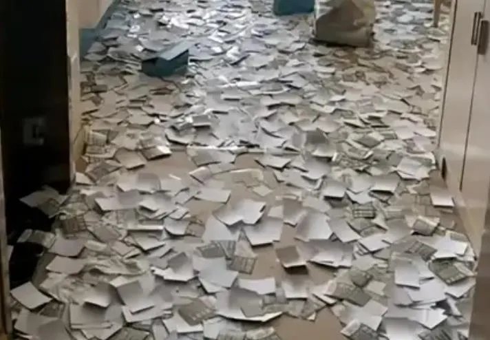 酒店客人退房后房间贴满贴纸 惊呆了保洁人员