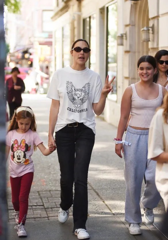 盖尔·加朵近照曝光：带孩子外出！对镜微笑状态不错