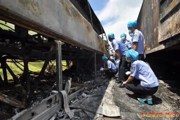 湖南发生严重车祸 货车大巴相撞爆炸仅4人逃出