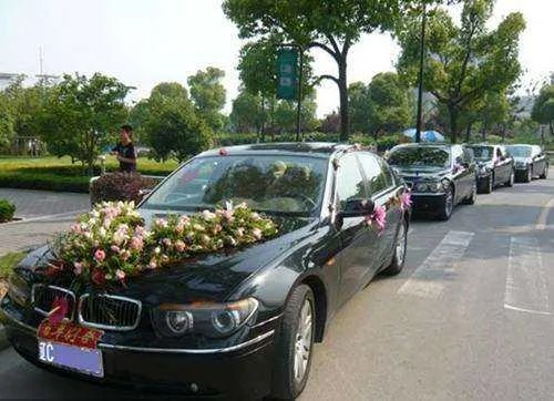 河南大爷大妈组团拦车要红包，现场情况如何？