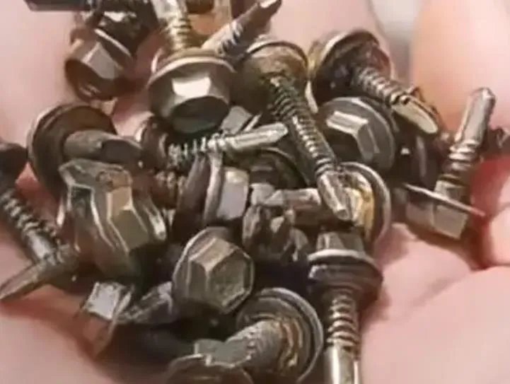 男子称在景区停车场捡26个螺丝钉 已报警处理