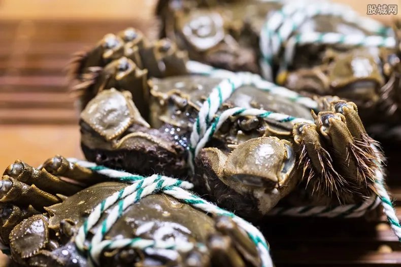 白色大闸蟹隔着壳能看到蟹黄 这究竟是怎么一回事？