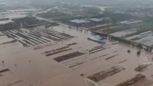 山东高密店铺遭水淹,市民:雨像瀑布,为何到处暴雨,山西却还是很炎热?