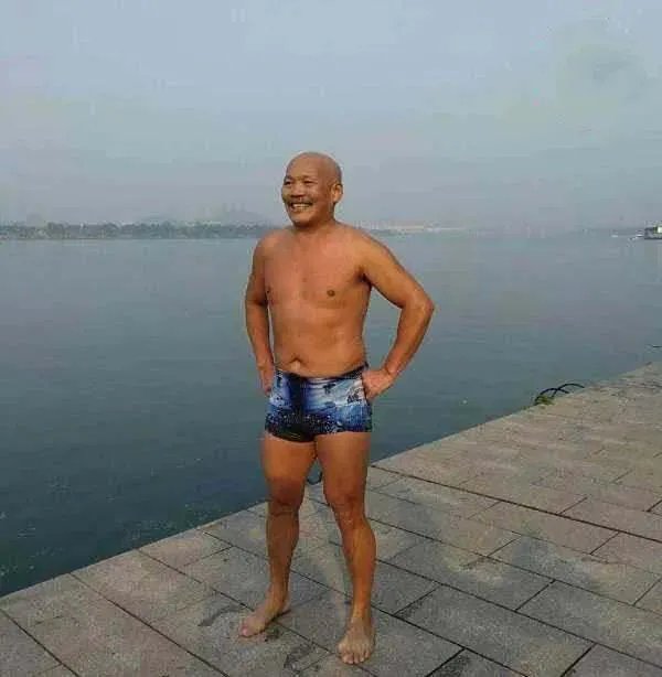 67岁大爷一口气救4个年轻人，这是怎么回事?