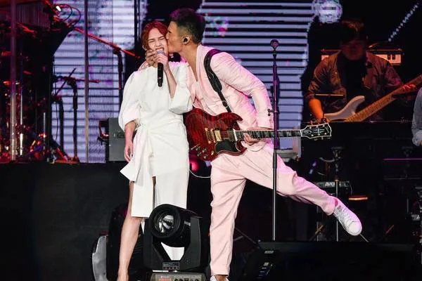 杨丞琳晒李荣浩求婚视频，明星的求婚有多真实和幸福？