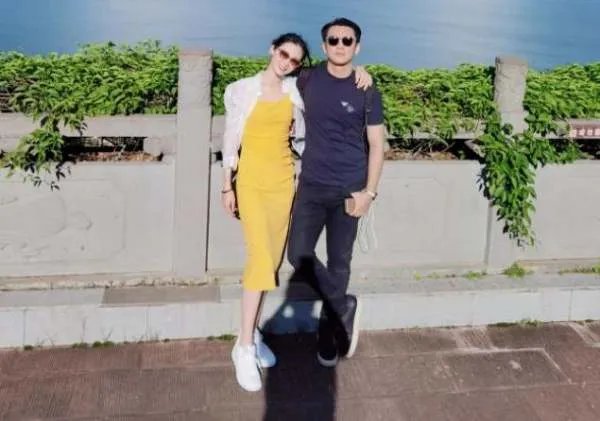 苗苗晒与郑恺出游照，两人的状态如何？