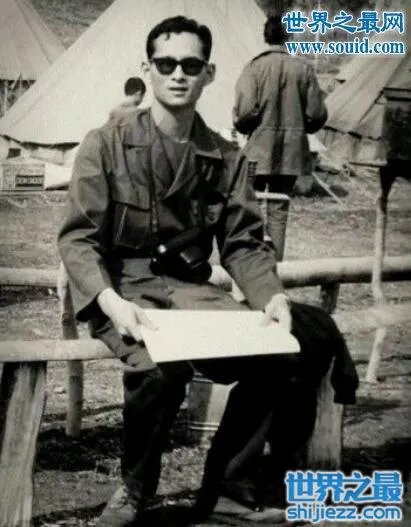 泰国国王眼睛怎么瞎的，21岁开车出车祸右眼失明 