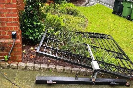 巨石强森着急上班徒手拆门是怎么回事