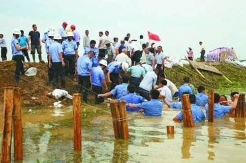 长江发生江堤坍塌一片哗然     绝处逢生的村民该何去何从？