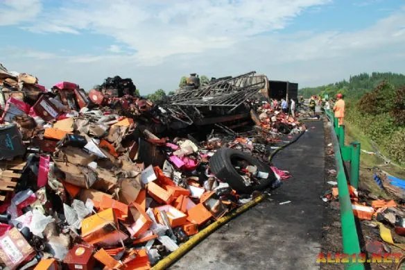 湖南发生严重车祸 货车大巴相撞爆炸仅4人逃出