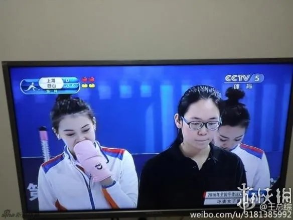 95后冰壶美女选手走红 蛾眉微皱表情私房照惹人怜爱