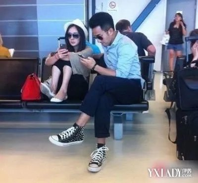 杨幂脚很臭吗图片杨幂脚很臭快乐大本营众人闻脚