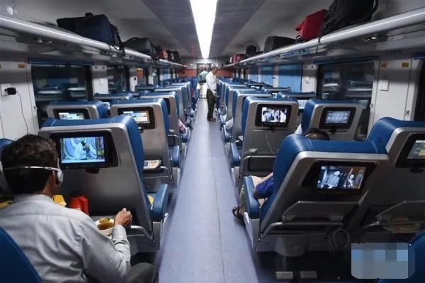 印度搭火车像打仗,有什么办法能改善现状?