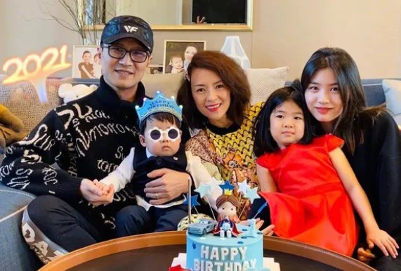 章子怡汪峰晒一家五口合照？