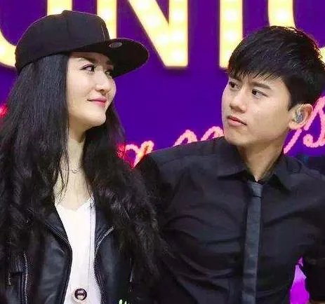 谢娜表弟罗奥程晒出与其一起吃餐照片,他们之间的关系如何?