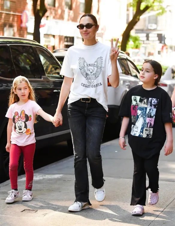 盖尔·加朵近照曝光：带孩子外出！对镜微笑状态不错