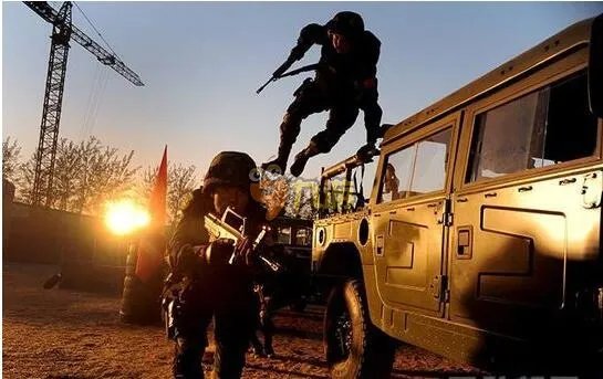 最强特种兵曝光 男女同台竞技“枪王争霸赛”