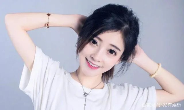 冯提莫为啥上节目再也不穿短裤了？她到底经历了什么？